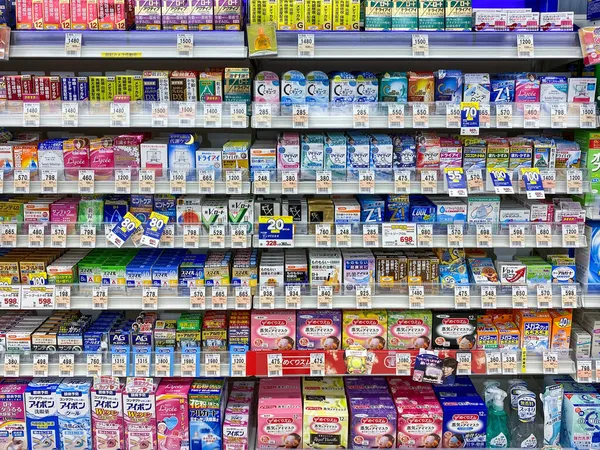 Tokyo, Japonya - 21 Kasım 2019: Tokyo Eczanesinin kapalı alanı