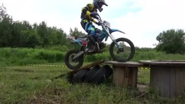 Motokros off-road ve ormanda, ekstrem sporlar, spor motosikletler, motosiklet süren çocuklar, motorsiklet süren ve keskin virajlar, moto, Japon motosikletleri, ormanda bir yaz günü motokros