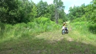 Motokros off-road ve ormanda, ekstrem sporlar, spor motosikletler, motosiklet süren çocuklar, motorsiklet süren ve keskin virajlar, moto, Japon motosikletleri, ormanda bir yaz günü motokros