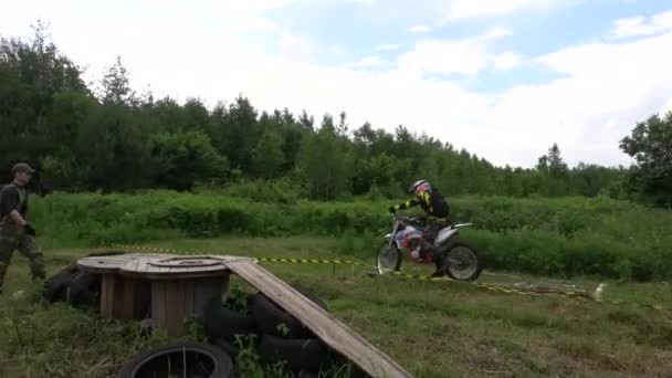 Motocross Gelände Und Wald Extremsport Sportmotorräder Kinder Auf Motorrädern Reiten — Stockvideo