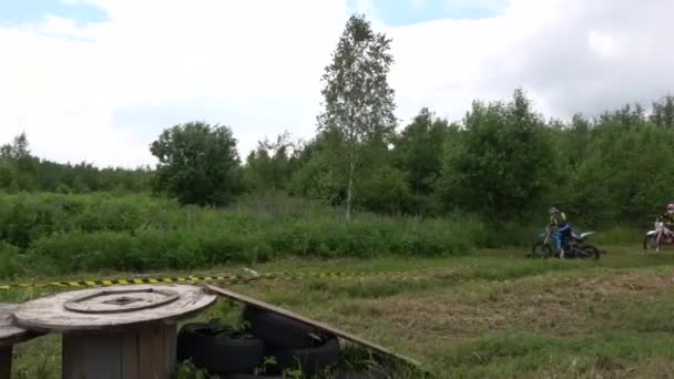 Motocross Hors Route Forêt Sports Extrêmes Motos Sportives Enfants Conduisant — Video