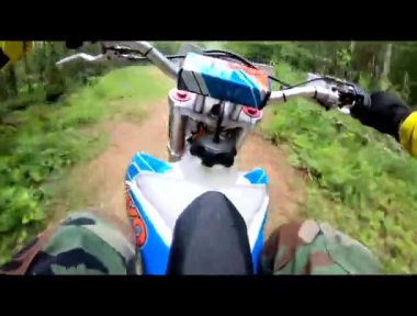 Motokros off-road ve ormanda, ekstrem sporlar, spor motosikletler, motosiklet süren çocuklar, motorsiklet süren ve keskin virajlar, moto, Japon motosikletleri, ormanda bir yaz günü motokros