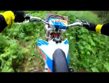 Motokros off-road ve ormanda, ekstrem sporlar, spor motosikletler, motosiklet süren çocuklar, motorsiklet süren ve keskin virajlar, moto, Japon motosikletleri, ormanda bir yaz günü motokros