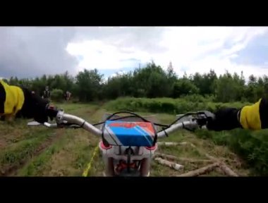 Motokros off-road ve ormanda, ekstrem sporlar, spor motosikletler, motosiklet süren çocuklar, motorsiklet süren ve keskin virajlar, moto, Japon motosikletleri, ormanda bir yaz günü motokros