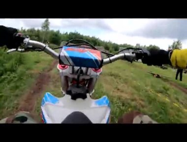 Motokros off-road ve ormanda, ekstrem sporlar, spor motosikletler, motosiklet süren çocuklar, motorsiklet süren ve keskin virajlar, moto, Japon motosikletleri, ormanda bir yaz günü motokros
