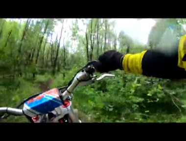 Motokros off-road ve ormanda, ekstrem sporlar, spor motosikletler, motosiklet süren çocuklar, motorsiklet süren ve keskin virajlar, moto, Japon motosikletleri, ormanda bir yaz günü motokros