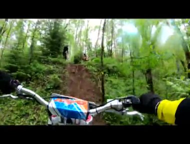 Motokros off-road ve ormanda, ekstrem sporlar, spor motosikletler, motosiklet süren çocuklar, motorsiklet süren ve keskin virajlar, moto, Japon motosikletleri, ormanda bir yaz günü motokros