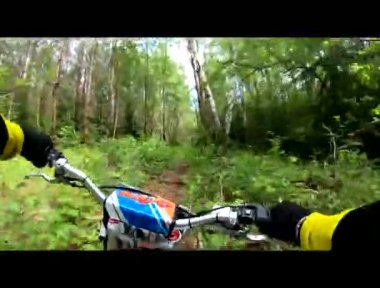 Motokros off-road ve ormanda, ekstrem sporlar, spor motosikletler, motosiklet süren çocuklar, motorsiklet süren ve keskin virajlar, moto, Japon motosikletleri, ormanda bir yaz günü motokros