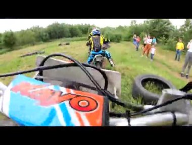 Motokros off-road ve ormanda, ekstrem sporlar, spor motosikletler, motosiklet süren çocuklar, motorsiklet süren ve keskin virajlar, moto, Japon motosikletleri, ormanda bir yaz günü motokros