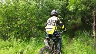 Minsk Belarus, 15.08.2021 yarışçı Nikita Pinkerton antrenörü Andrey Pinkerton slmowmo, off-road ve ormanda, ekstrem çocuklar yaz günü motosiklet, Japon motosikletleri 