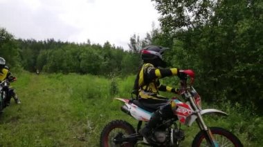 Minsk Belarus, 15.08.2021 yarışçı Nikita Pinkerton antrenörü Andrey Pinkerton slmowmo, off-road ve ormanda, ekstrem çocuklar yaz günü motosiklet, Japon motosikletleri 