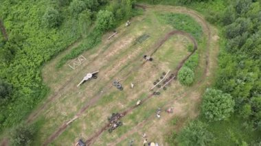 Motokros off-road ve ormanda, ekstrem sporlar, spor motosikletler, motosiklet süren çocuklar, motorsiklet süren ve keskin virajlar, moto, Japon motosikletleri, ormanda bir yaz günü motokros