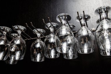 Barda temiz bira bardakları.