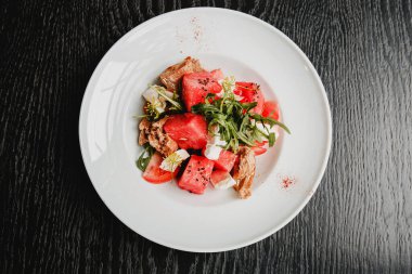 Karpuz ve beyaz peynir salatası