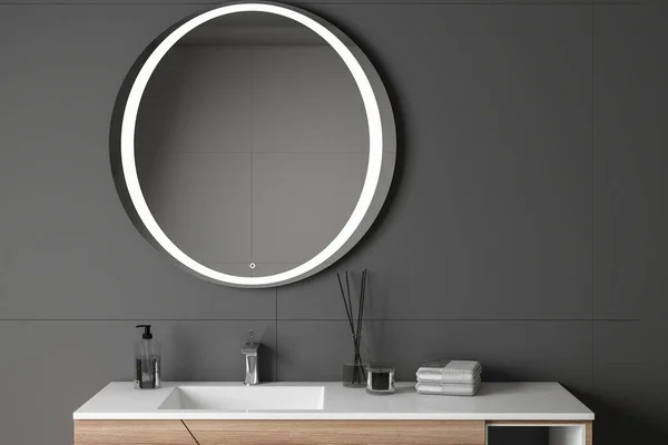 白色水槽的关闭与椭圆形的镜子站在灰色的墙壁上 木制橱柜黑色水龙头在简约的浴室 塑模架用来展示产品 3D渲染 — 图库照片