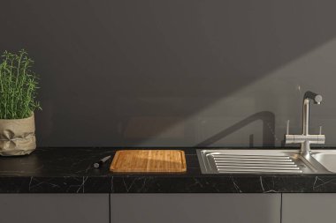 Modern mutfaktaki lavaboda dikilen gri tezgahları kapatın. Kesme tahtası, bıçak, çiçekler ve koyu gri duvarlar. 3d oluşturma
