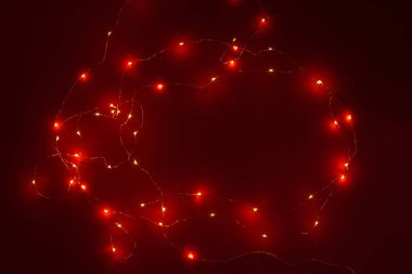 Kırmızı arkaplanda odaklanmamış kırmızı soyut bokeh ışıkları.