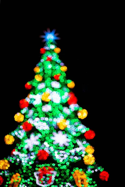 Festlig suddig bakgrund av julgran dekorerad till jul — Stockfoto