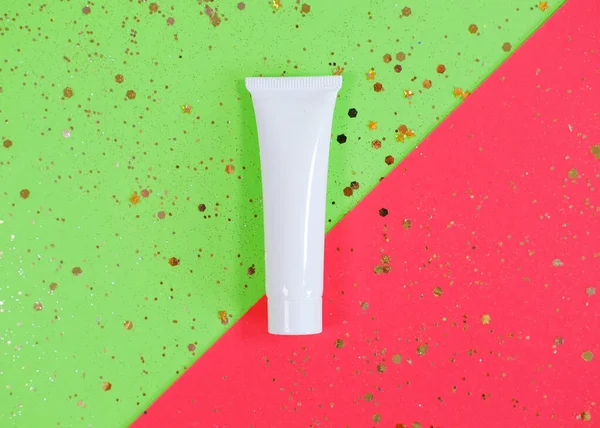 Tubo de productos cosméticos blancos con estrellas brillantes confeti — Foto de Stock