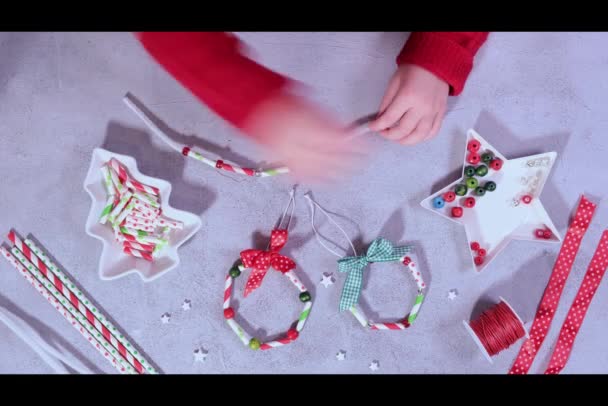 4K KID MADE Christmas WREATH ORNAMENTS COM PAPEL STRAWS. — Vídeo de Stock