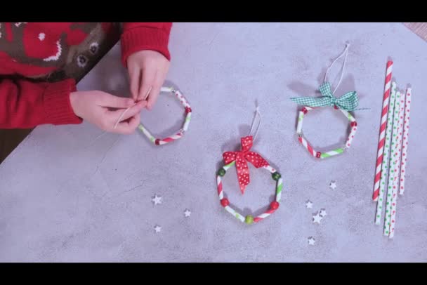 KID MADE Christmas WREATH ORNAMENTS COM PAPEL STRAWS. — Vídeo de Stock