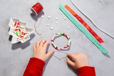 Kağıt kamışdan Noel çelengi ordövrleri. 4. Adım