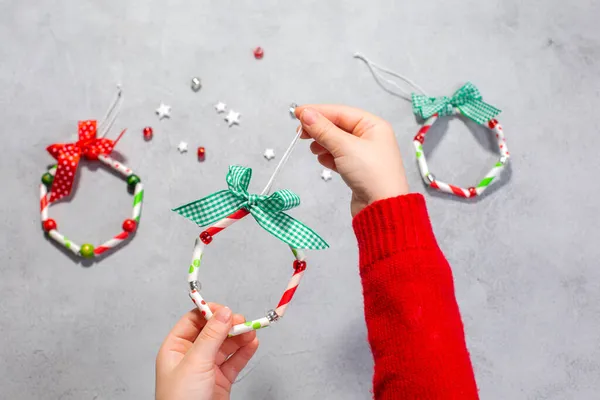 Las guirnaldas de Navidad son de paja de papel. Etapa 8 —  Fotos de Stock