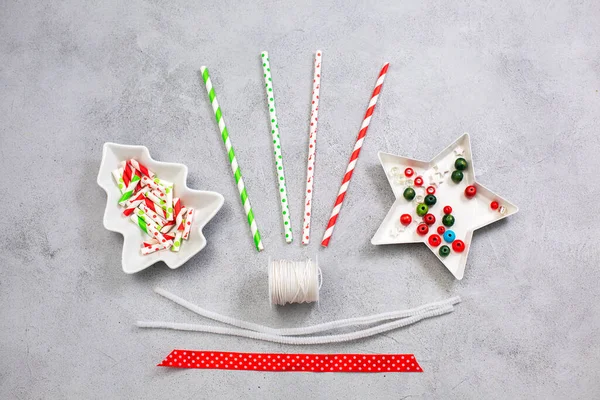 Kağıt kamışdan Noel çelengi ordövrleri. Üretim için 1. adım materyaller.