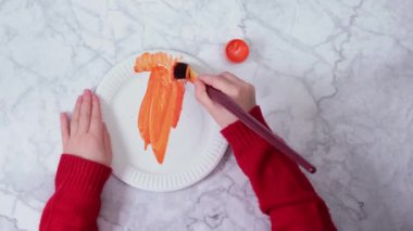 Adım adım video talimatları: Kağıt Tabaktan Kaplan nasıl yapılır. Adım 2 .
