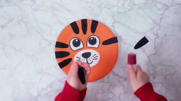 Шаг за шагом видео инструкция: как сделать Тигр из бумажной пластины. ШАГ 5 . — стоковое видео