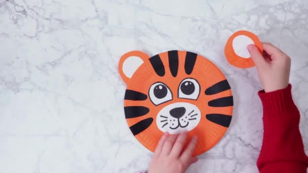 Stap voor stap video instructie: hoe maak je Tiger van Paper Plate. STAP 7. — Stockvideo