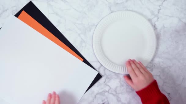Instrucción paso a paso de video: cómo hacer Tigre desde Paper Plate. PASO 1 Los niños preparan materiales para la fabricación. — Vídeo de stock