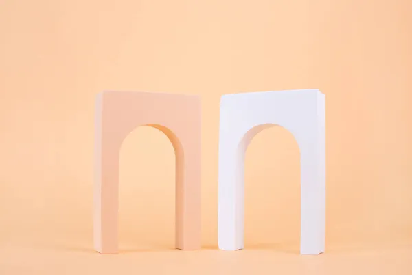 Arcos em cor branca e beuge para apresentação do produto. — Fotografia de Stock