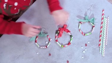 Kağıt kamışdan Noel çelengi. Adım adım talimatlar. 4. Adım