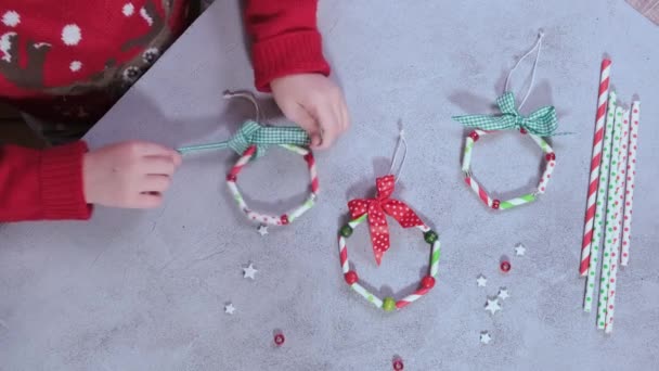 크리스마스에 종이 짚으로 화환을 만들었어. 단계 별 지시 사항. 3 단계 — 비디오
