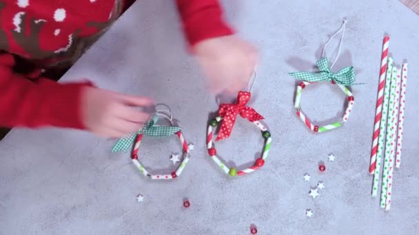 크리스마스에 종이 짚으로 화환을 만들었어. 단계 별 지시 사항. 4 단계 — 비디오