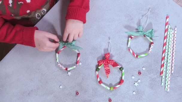 Χριστουγεννιάτικο στεφάνι από χάρτινο καλαμάκι. Οδηγίες βήμα προς βήμα. Στάδιο 4 — Αρχείο Βίντεο