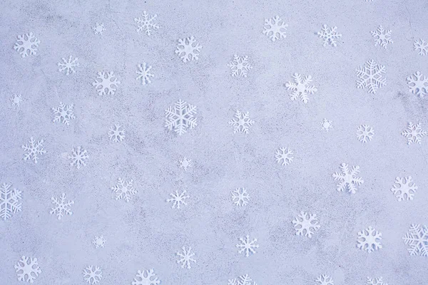Flocos de neve brancos no fundo cinzento. Padrão de inverno. — Fotografia de Stock