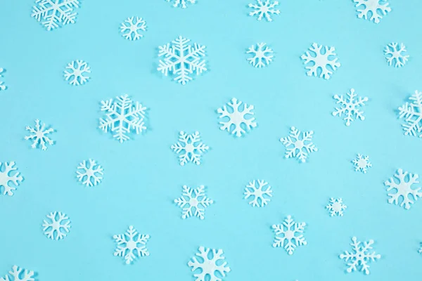Jul bakgrund med vita snöflingor på blå bakgrund. — Stockfoto