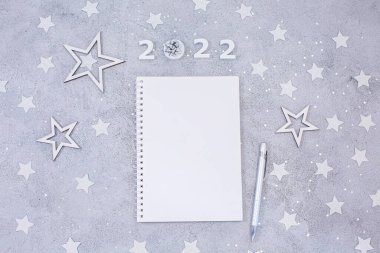 Festivalsel gri arka planda kalemli beyaz defter sayfası.