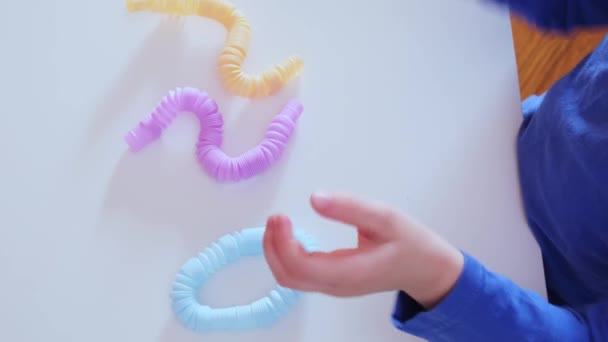 Kind handen spelen met anti-stress Pop tube speelgoed. — Stockvideo