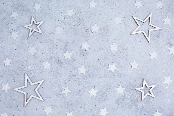 Gri arka planda beyaz yıldızlar farklı boyutlarda.