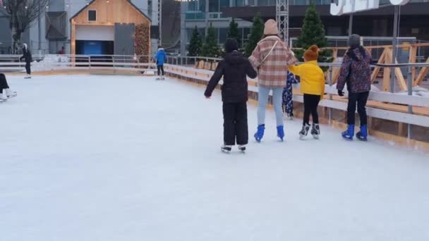 Kiev, Oekraïne, januari 2021: Mensen rijden op een schaatsbaan op het stadsplein tijdens Kerstmis en Nieuwjaar. — Stockvideo