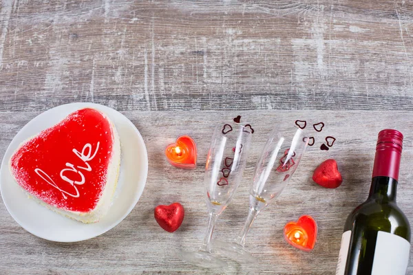 Bottiglia di vino di bicchieri di champagne e cioccolatini a forma di cuore. T — Foto Stock