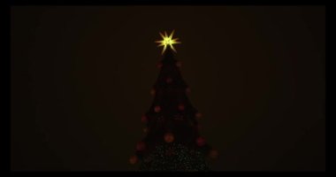 Dışarıda büyük parlak bir aydınlatma noel ağacı var. Kış tatili.