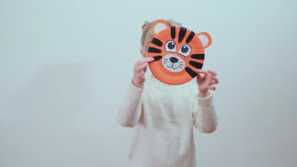 可爱的小女孩展示并与一只手工制作的小虎玩耍. — 图库视频影像