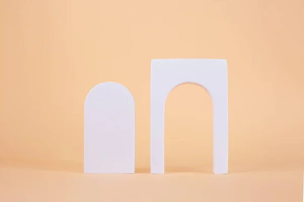 Arco en color blanco para la presentación del producto. Fotos de stock libres de derechos