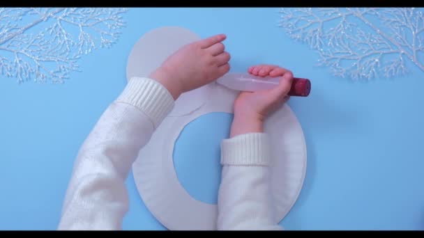 Step-by-step video instruction of christmas snowman from a Paper Plate. Step 3. — Stock Video