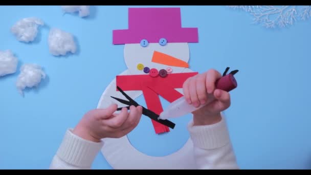 Steg-för-steg video instruktion av jul snögubbe från en pappersplatta. Steg 7. — Stockvideo