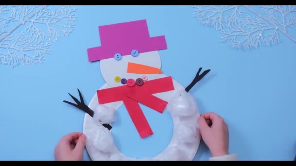 Βήμα-βήμα οδηγίες βίντεο του χιονάνθρωπου των Χριστουγέννων από ένα χάρτινο πιάτο. Βήμα 9. τελικό αποτέλεσμα — Αρχείο Βίντεο